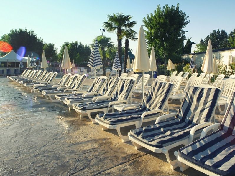 Liegen und Sonnenschirme am Pool